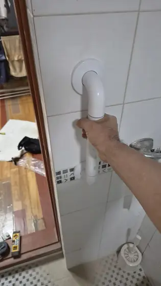 변기 안전바 — 변기 옆 벽에 자리 잡은 안전손잡이