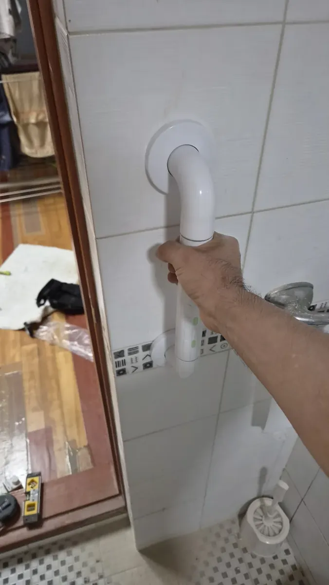 변기 안전바 — 변기 옆 벽에 자리 잡은 안전손잡이